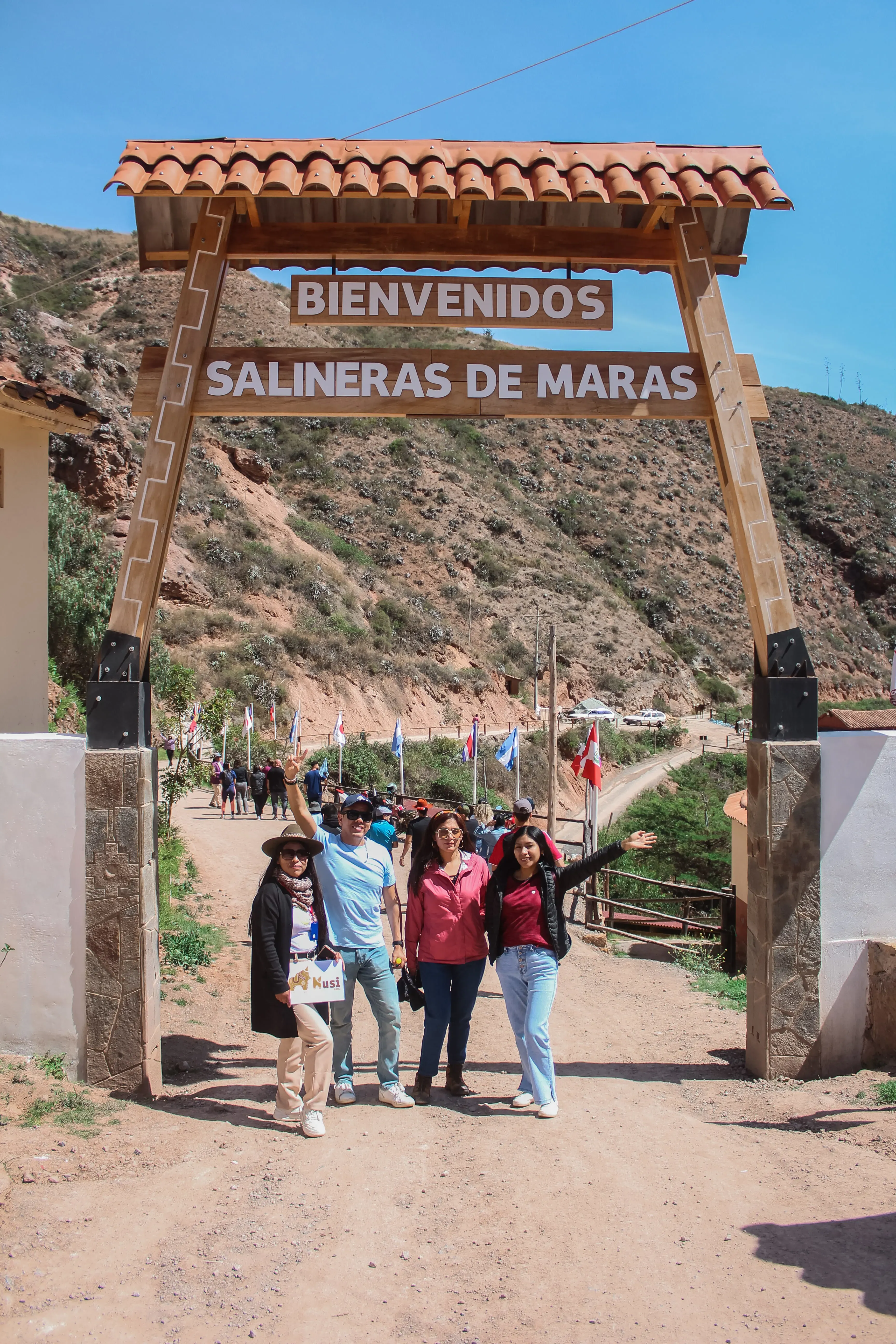 Equipo Kusi Peru en la entrada a Salineras Maras.